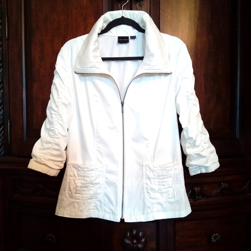 TRIBAL Women's White Cotton Zipper Wing Collar Jacket with Ruched Sleeves Medium